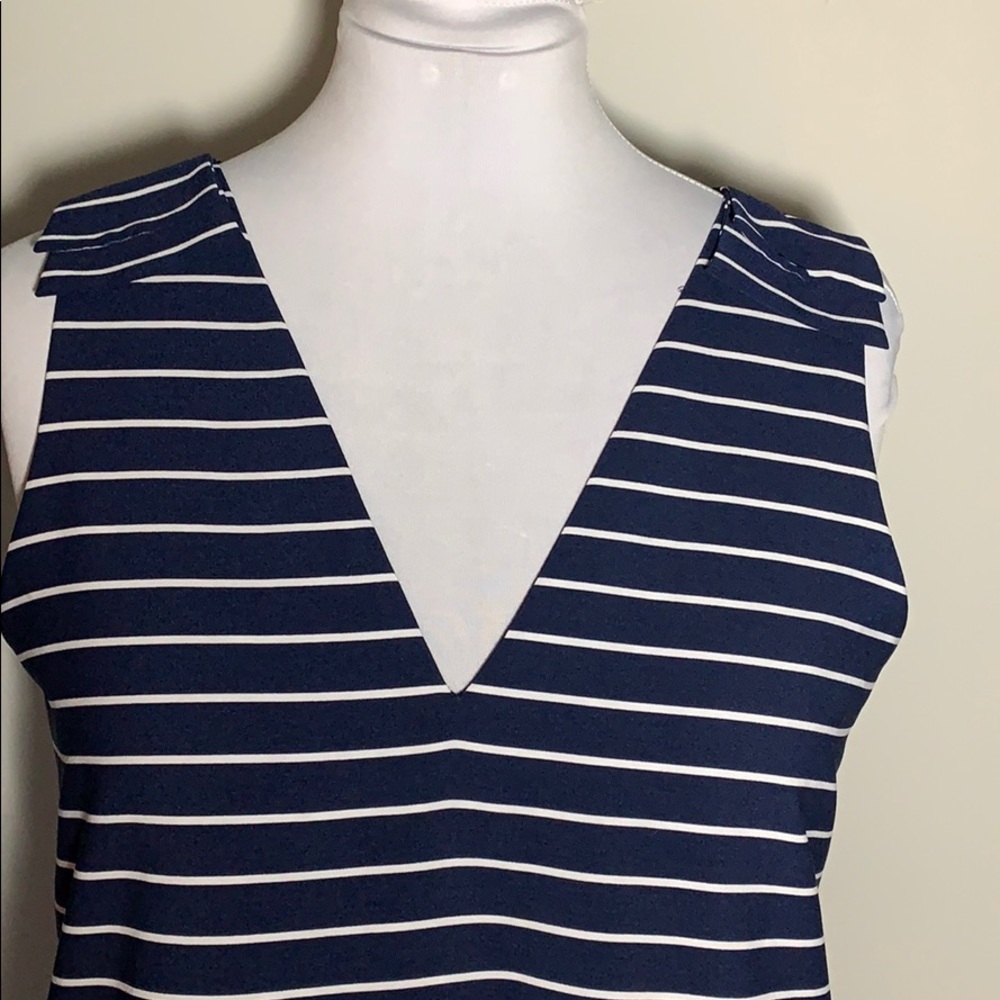 BANANA REPUBLIC NAVY STRIPED V-NECK TOP SIZE L